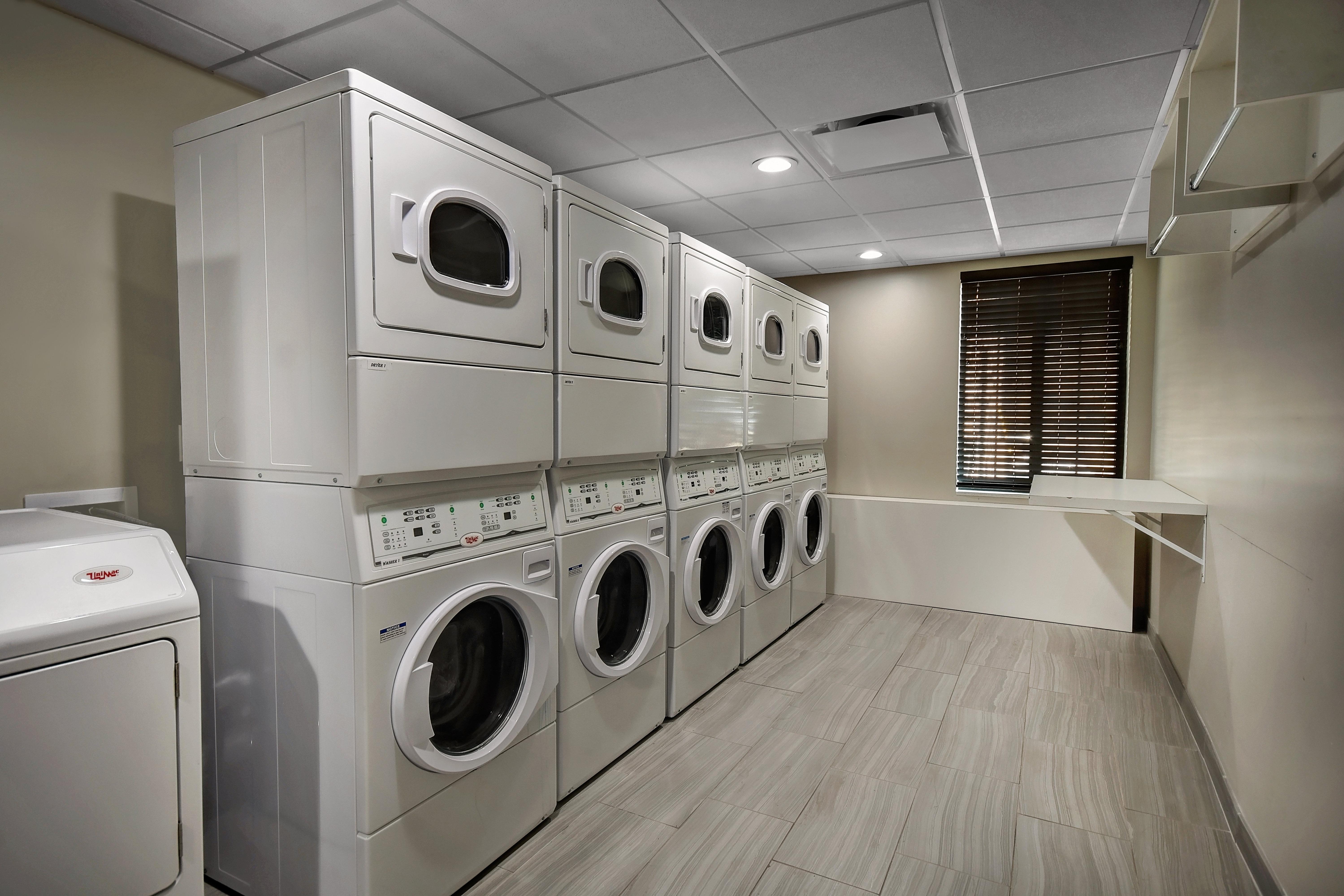 Staybridge Suites - Holland By Ihg Bagian luar foto
