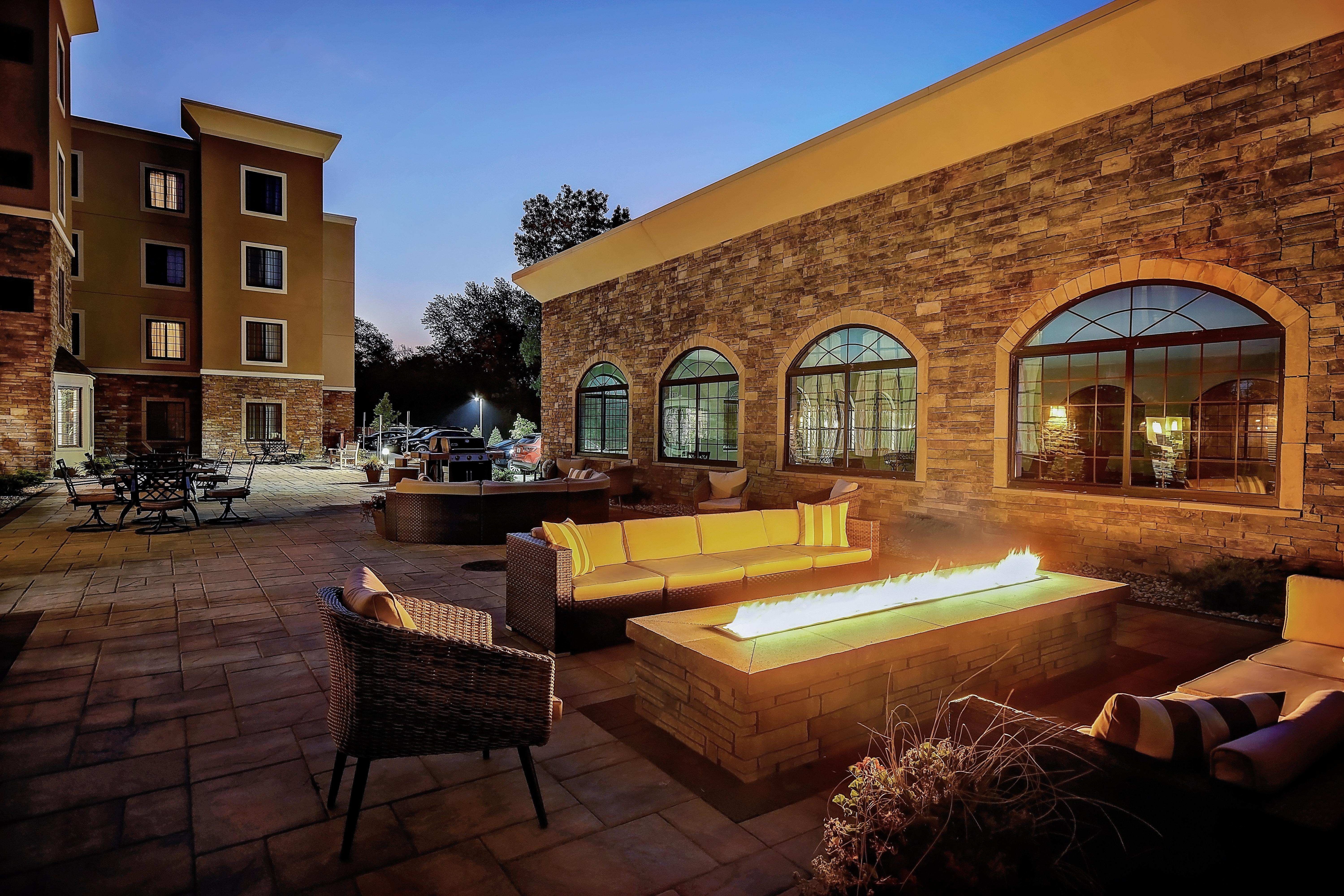 Staybridge Suites - Holland By Ihg Bagian luar foto